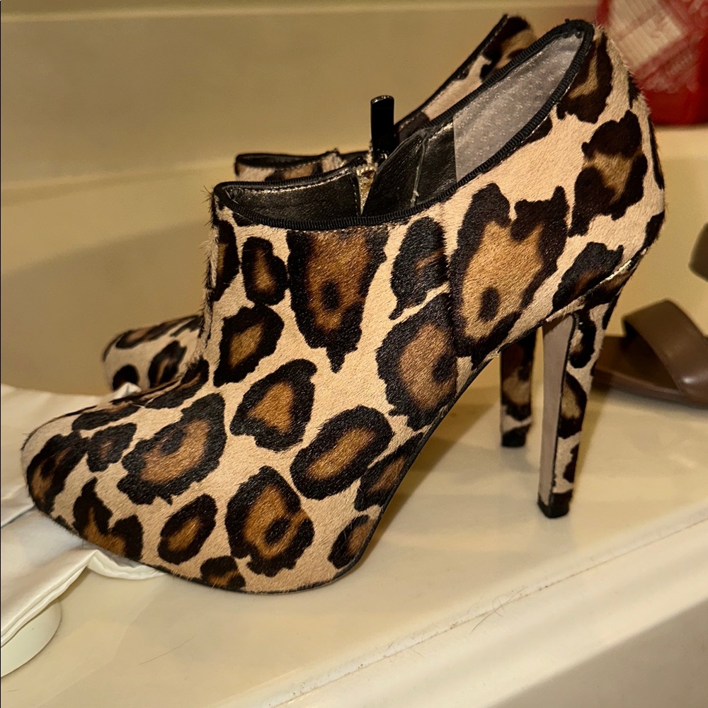Sam Edelman Ria Calf Hair Leopard Print Heeled Booties | 7 |